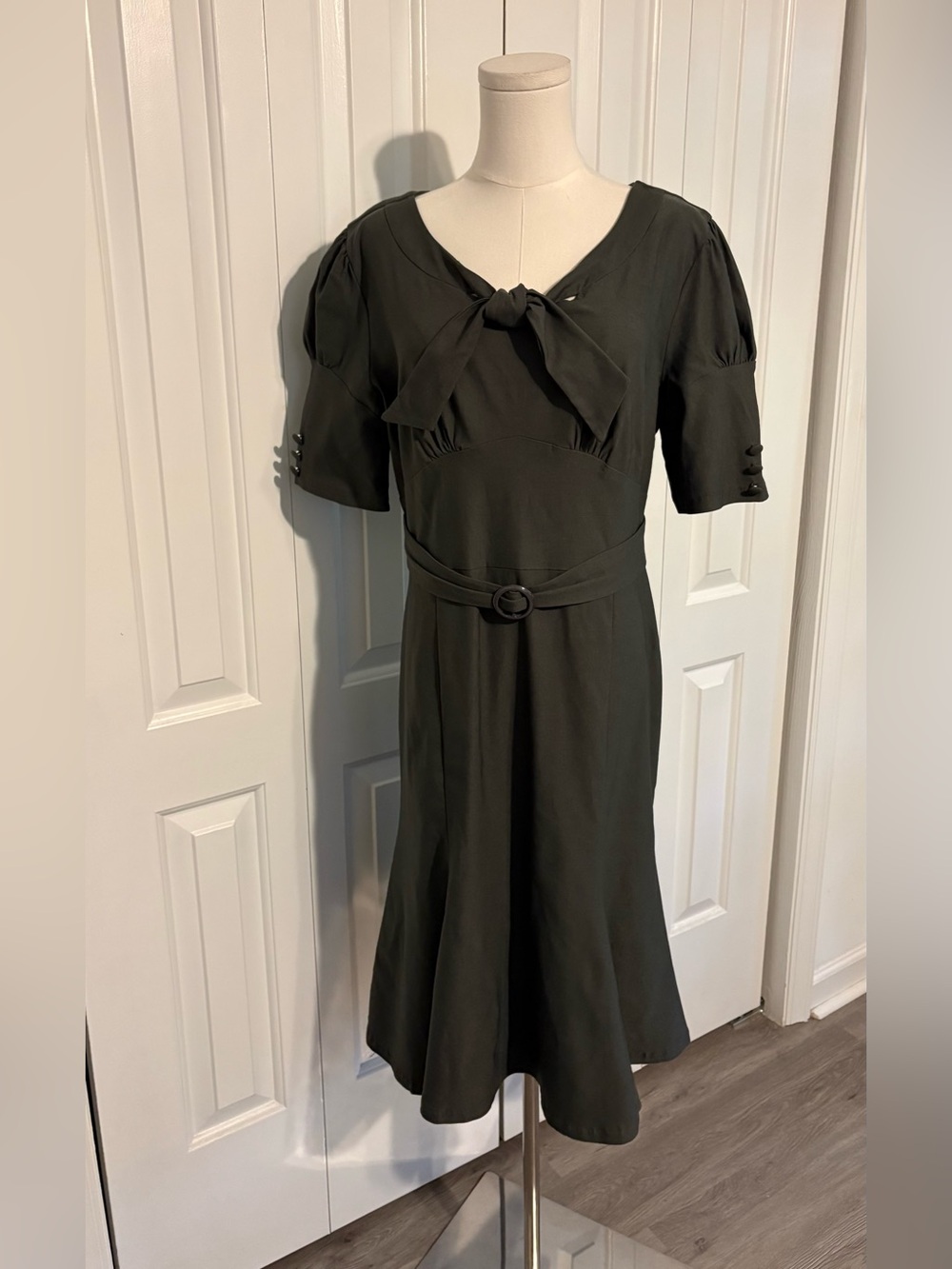 MUXXN Retro Gray Short Sleeve, Fitted Waist, Flared Skirt Midi Dress